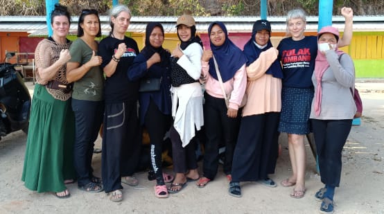 Donne di Torobulu insieme a donne di Salviamo la Foresta e della rete Yes to Life No to Mining.