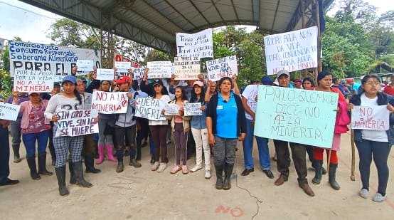 Un gruppo di persone protestano contro l'estrazione mineraria con striscioni in mano