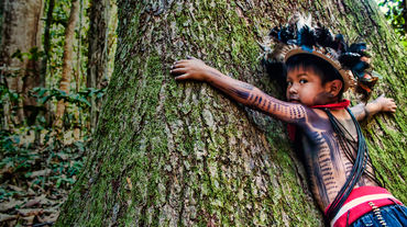 Bambino del popolo Paiter Surui del Brasile