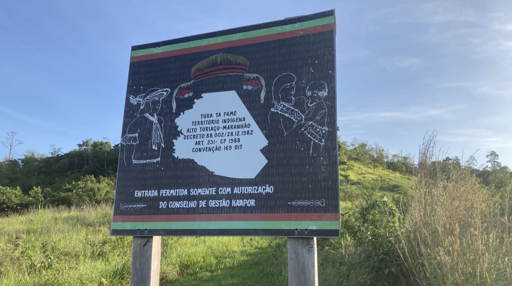 Poster del Consiglio di gestione del Kaapor al confine con il territorio indigeno TI Alto Turiacu.