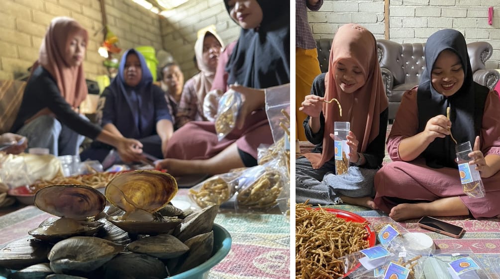 Due immagini di donne di Tompira, Sulawesi centrale, che lavorano e confezionano cozze per la vendita locale come snack.