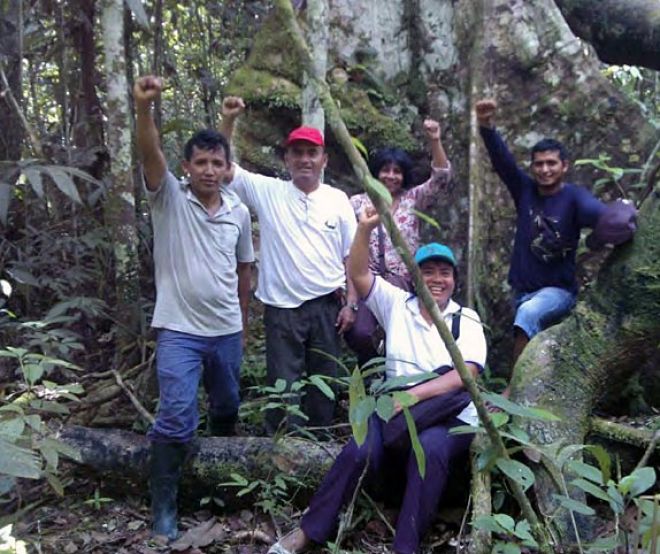 Attivisti del Frente patriotico in Perú in difesa della foresta