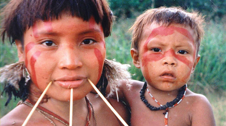 Gli Yanonami sono una delle 240 popolazioni indigene del Brasile (photo : Wikimedia/Cmacauley - CC BY-SA 3.0) Una donna indigena Yanomami con un bimbo