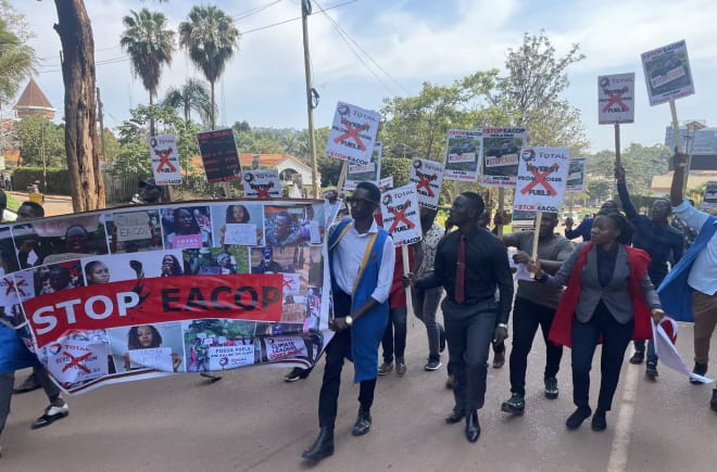 Manifestazione studentesca contro l'oleodotto EACOP in Uganda
