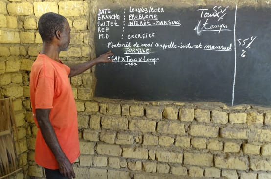 Insegnante in una scuola di villaggio nella Repubblica Democratica del Congo