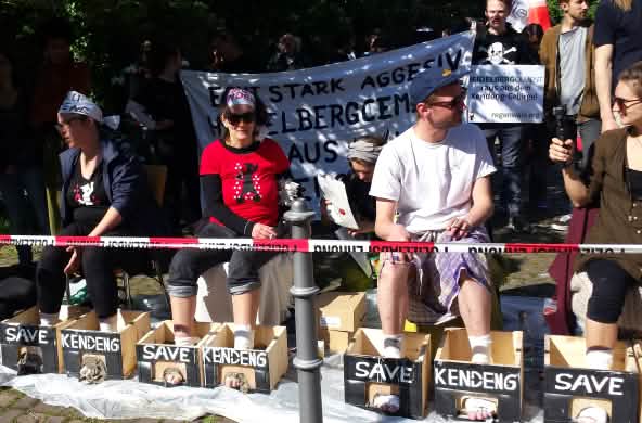 Gli attivisti si cementato i piedi in segno di protesta in occasione della riunione degli azionisti della HeidelbergCement