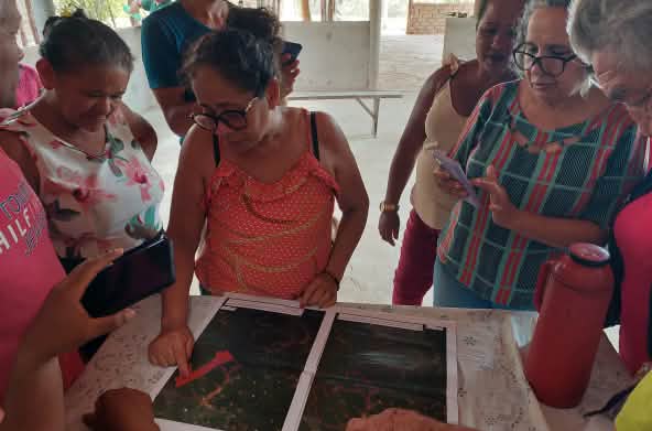 Una rappresentante della Commissione Pastorale della Terra (CPT) presenta una mappa con i confini della terra ancestrale della comunità di Timbiras