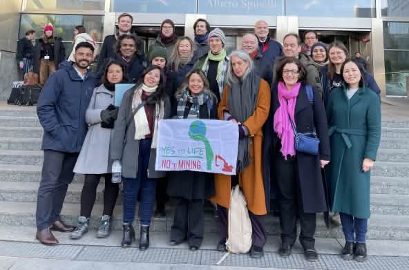 Rappresentanti di Salviamo la Foresta e di organizzazioni alleate alle porte del Parlamento europeo.