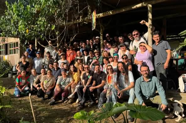 Un gruppo di persone in visita alla stazione di ricerca nella foresta protetta di Los Cedros.