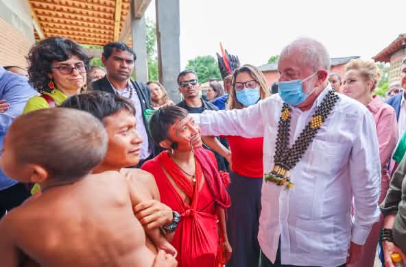 Il Presidente brasiliano Lula da Silva visita il centro sanitario nel territorio Yanomami