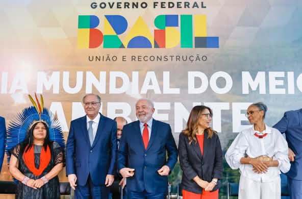 Il Presidente Lula da Silva con i ministri Marina Silva e Sonia Guajajara e altre autorità, davanti a un cartello che recita in portoghese "Giornata mondiale dell'ambiente".