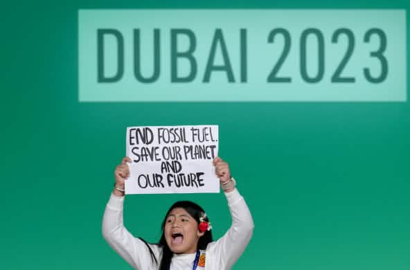 Protesta durante la COP 28: porre fine ai combustibili fossili. Salviamo il nostro pianeta e il nostro futuro