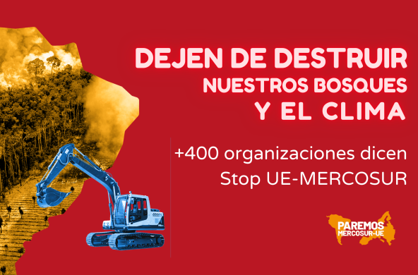 Mappa del Sud America su sfondo rosso, contenente un'immagine dell'Amazzonia in fiamme. Davanti, una gru blu e la didascalia “Stop alla distruzione delle nostre foreste e del clima. Oltre 400 organizzazioni dicono Stop UE-Mercosur”.