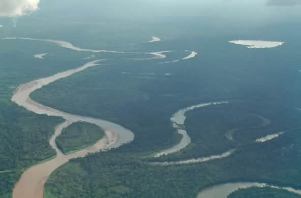 Un fiume nella foresta della regione Ucayali, Perù