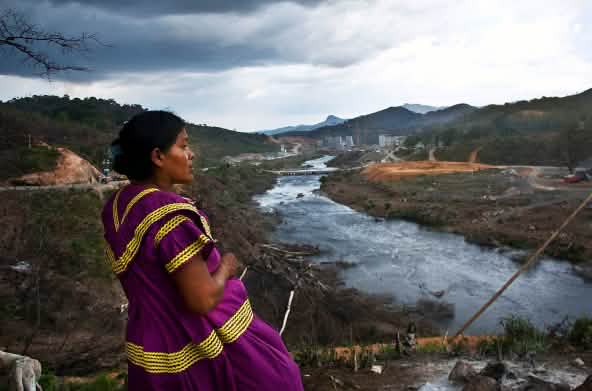 Una donna indigena Ngäbe Bugle e il Río Tabasará