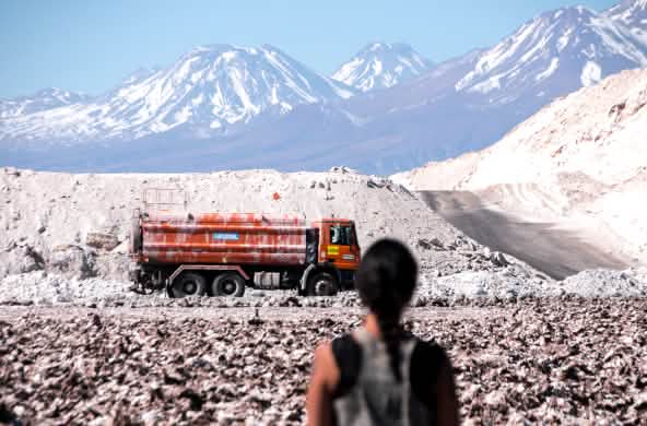 Donna contempla l'estrazione di litio nel salar di Atacama nelle Ande, Cile