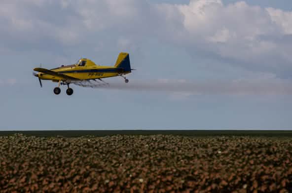 Aereo in volo che spruzza prodotti agrochimici tossici nello stato brasiliano di Maranhao