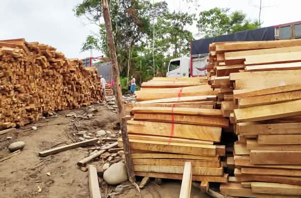 Legno di balsa accatastato