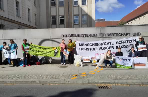 Consegna della petizione sulla bauxite a Berlino