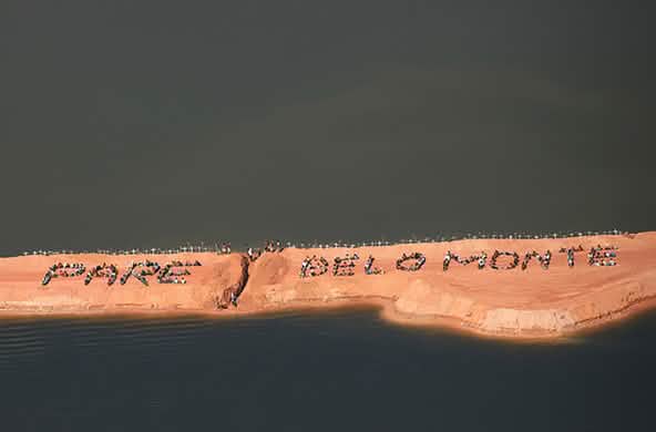 Una vista dall’alto: Fermate Belo Monte scritto su una spiaggia