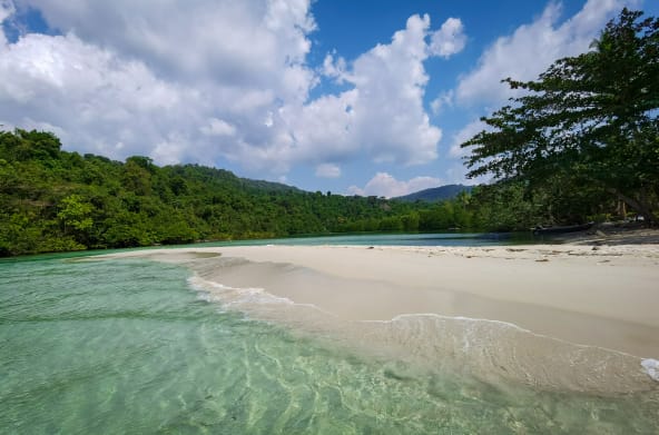 Isola di Koh Kong in Cambogia, spiaggia e foresta