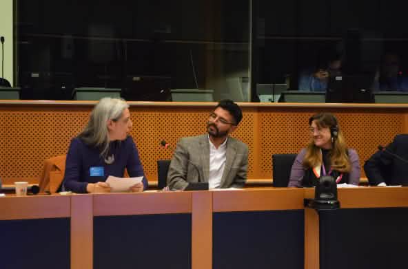 Guadalupe Rodríguez e altre due persone nella sala conferenze del Parlamento Europeo