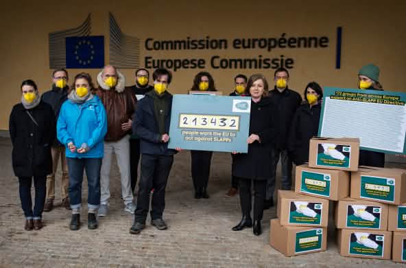 La vicepresidente della Commissione europea Věra Jourová (a destra) riceve e accetta la petizione