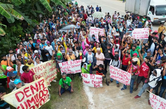 I residenti di Brooke's Point formano una barricata umana davanti al sito minerario della Ipilan Nickel Corporation
