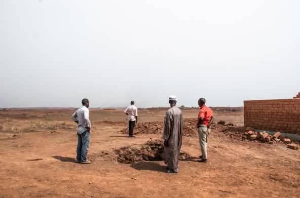 Membri della comunità Hamdallaye presso la miniera di bauxite di Sangaredi