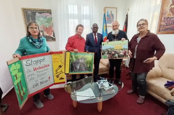 Consegna di 225.129 firme all'ambasciata della Repubblica Democratica del Congo a Berlino