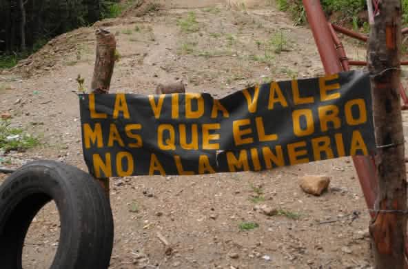 Striscione dell'accampamento anti-minerario di La Puya, Guatemala "La vita vale più dell'oro. No all'estrazione mineraria".