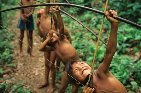 Bambini indigeni Yanomami imparano a cacciare