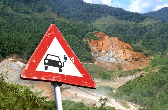 Fotomontaggio: cartello stradale con un'auto elettrica davanti a una miniera in Ecuador