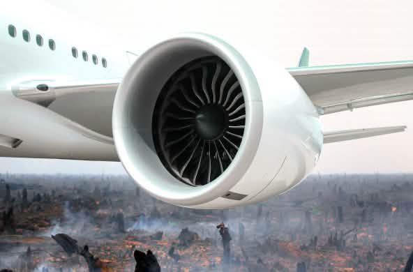 Fotomontaggio: turbina di un aereo sovrapposta ad una foresta bruciata