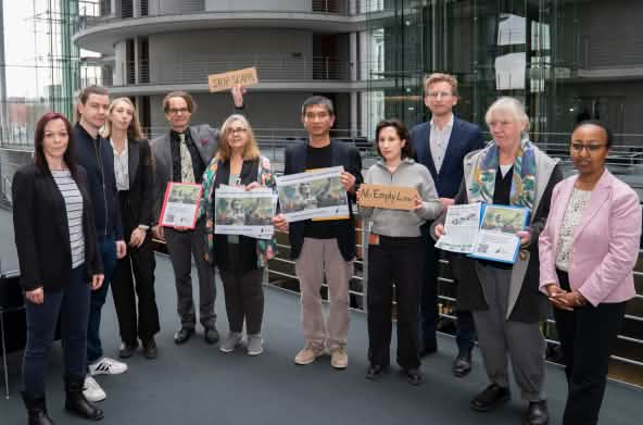 Foto di gruppo con i parlamentari.