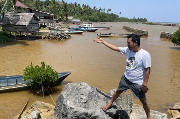 Amien Muhammad, della Alliansi Sulawesi, segnala l’inquinamento causato dall’estrazione di nichel sulle popolazioni costiere dell’isola di Sulawesi.