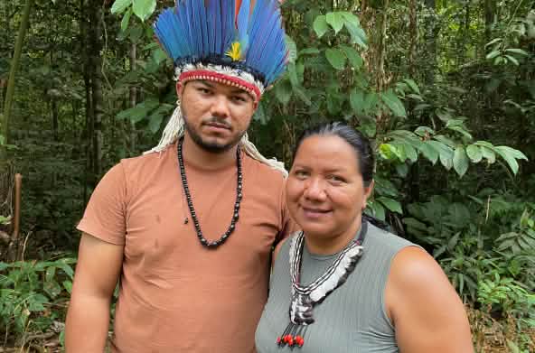 Ritratto di una leader indigena con una collana di piume a destra e di un giovane indigeno con una corona di piume a sinistra