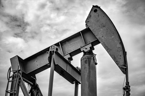Una pompa di petrolio e nello sfondo il cielo nuvoloso
