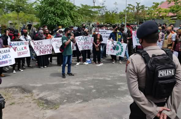 Protesta della comunità Kinipan del Borneo davanti al tribunale di Palangkaraya, 2022.