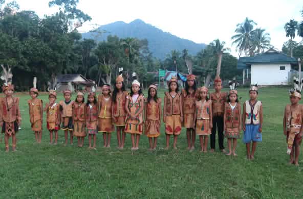 Bambini Dayak in abiti tradizionali