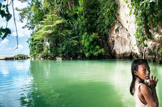 Ragazza in una baia di Sulawesi