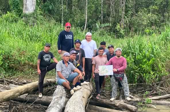 Gli indigeni Sungai Seruas mostrano una mappa che hanno realizzato con SADIA