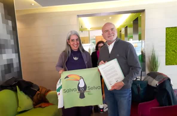 Guadalupe Rodriguez di Save the Rainforest con il relatore speciale delle Nazioni Unite Michel Forst.