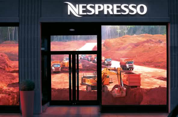 Una miniera di bauxite nel bel mezzo della foresta pluviale dietro la vetrina di Nespresso