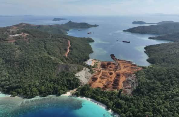 Vista aerea di una miniera di nichel su una piccola isola