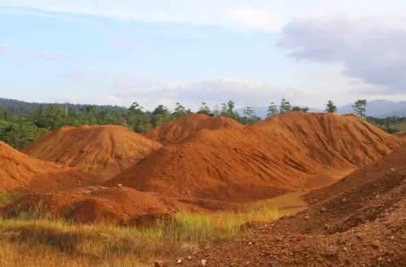 Miniera di nichel nell'area protetta di Morowali a Sulawesi