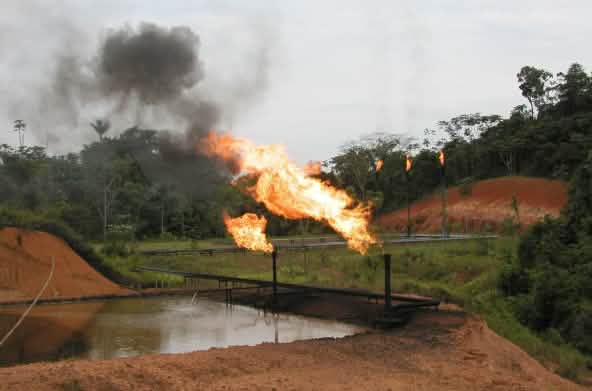 Fiammate di gas e impianti petroliferi nella foresta amazzonica vicino a Yasuní