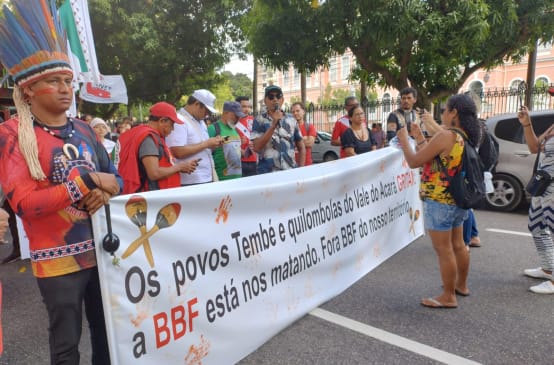 Le comunità indigene e quilombola protestano contro l'espansione della monocoltura della palma da olio con lo striscione "La BBF ci sta uccidendo. Fuori dal nostro territorio".