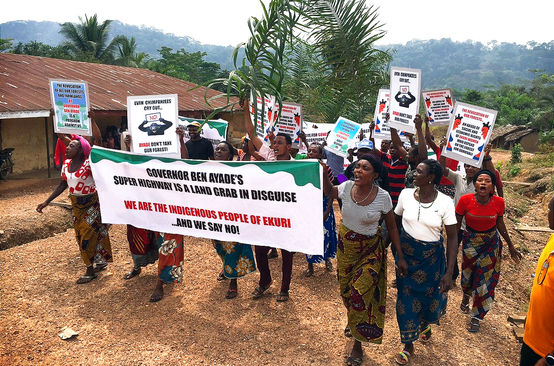 Indigeni Ekuri dimostrano contro la costruzione di una strada attraverso la foresta