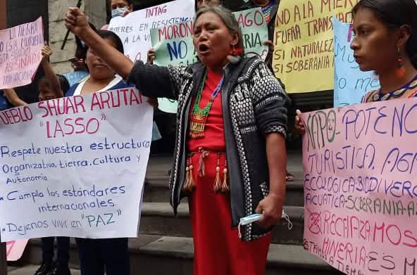 Protesta contro l'attività mineraria in Ecuador, davanti alla sede del Ministero dell'Ambiente